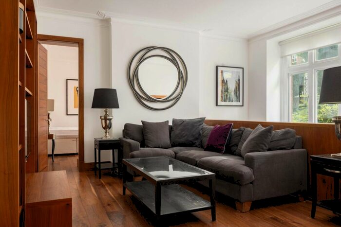 2 Bedroom Flat To Rent In Drayton Gardens, London, SW10