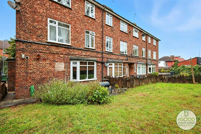 1 Bedroom Flat For Sale In Hillyfields, Loughton, IG10