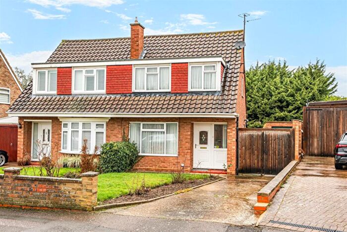 3 Bedroom Semi-Detached House For Sale In Cheviot Close, Bedford, MK41