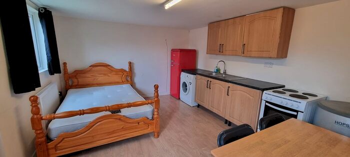 Studio To Rent In Alpine Way, Luton, LU3