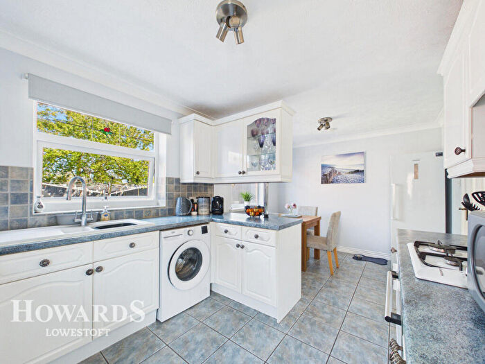 3 Bedroom Semi-Detached House For Sale In Enstone Road, Lowestoft, NR33