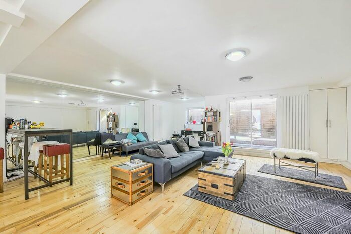 2 Bedroom Flat To Rent In Shad Thames, London, SE1