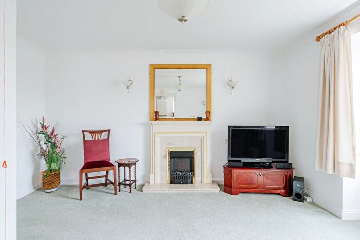 2 Bedroom Retirement Property For Sale In Hancock Drive, Luton, LU2