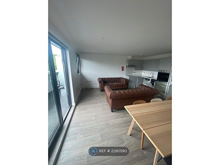 3 Bedroom Flat To Rent In Quadrant Court, London, N18