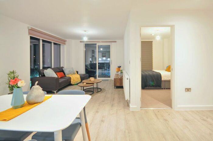 3 Bedroom Flat To Rent In Lockgate Square, Salford, M5