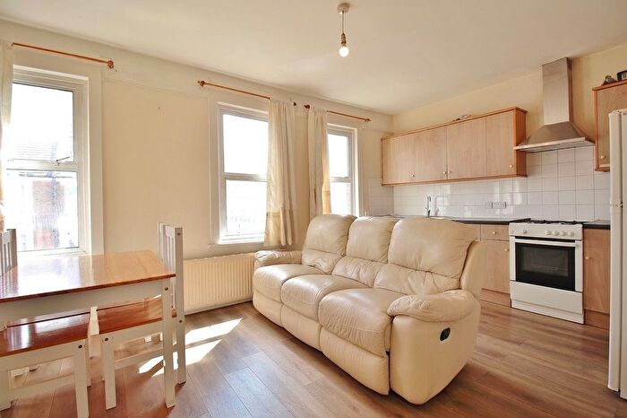 3 Bedroom Maisonette To Rent In Montague Road, Hounslow, TW3
