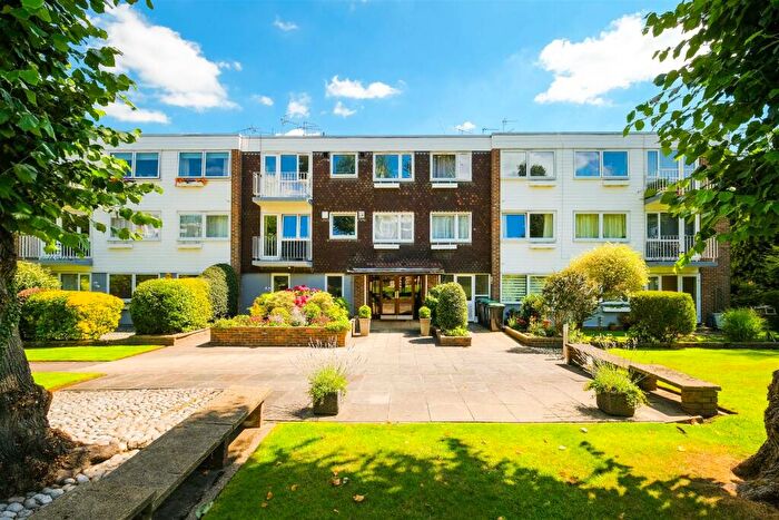 2 Bedroom Flat To Rent In Greenhill, Buckhurst Hill, IG9