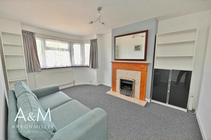 2 Bedroom Maisonette To Rent In Fullwell Avenue, Ilford, IG6