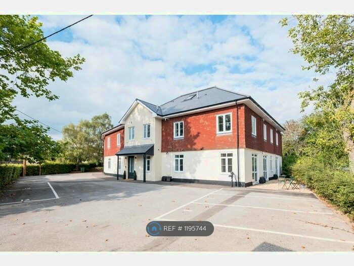 1 Bedroom Flat To Rent In Priors Corner, North Warnborough, Hook, RG29