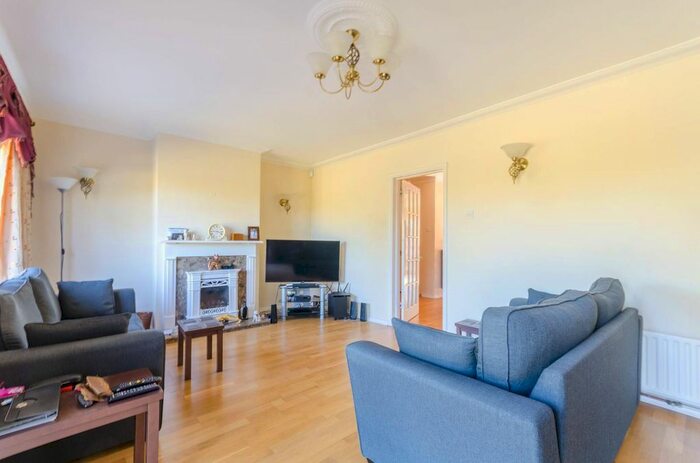 3 Bedroom Bungalow To Rent In York Road, Sutton, SM2