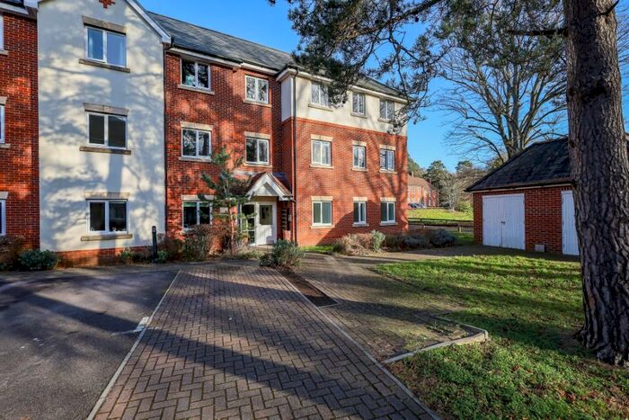 2 Bedroom Flat For Sale In Royal Drive, Bordon, GU35