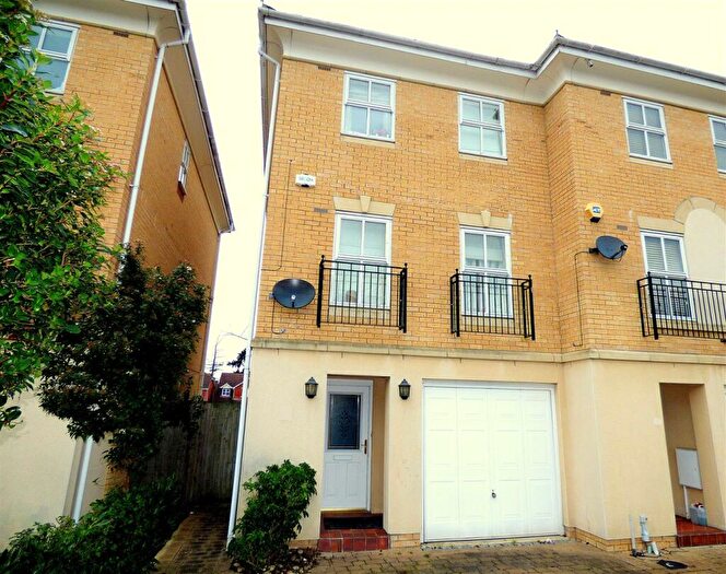 3 Bedroom Town House To Rent In Hurworth Avenue, Langley, SL3