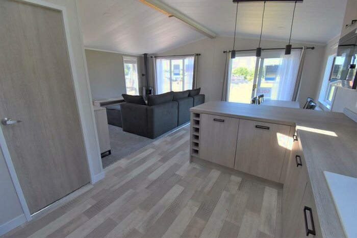 2 Bedroom Detached Bungalow For Sale In Ridgeway Park Resort, Manorbier, SA70