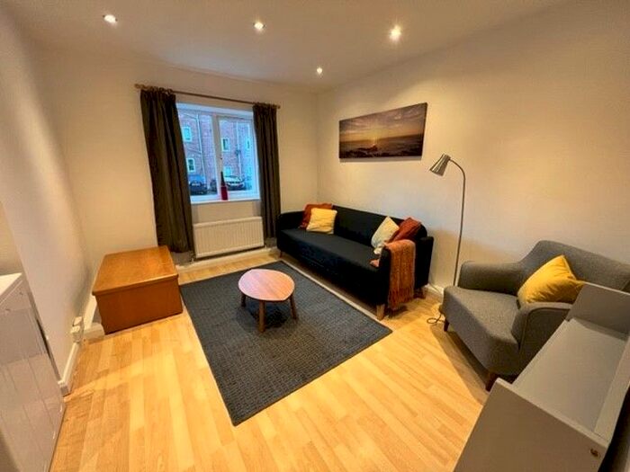 2 Bedroom Flat To Rent In Delph Court, Leeds, LS6