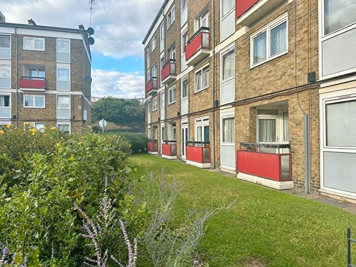 3 Bedroom Flat To Rent In Candy Street, London, E3