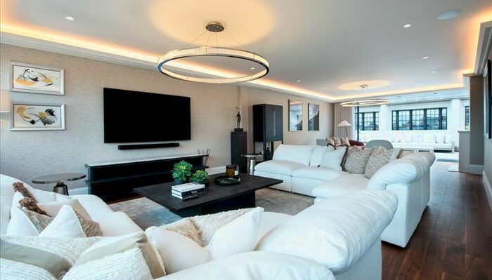 3 Bedroom Flat To Rent In Young Street, Kensington, London, Uk, W8