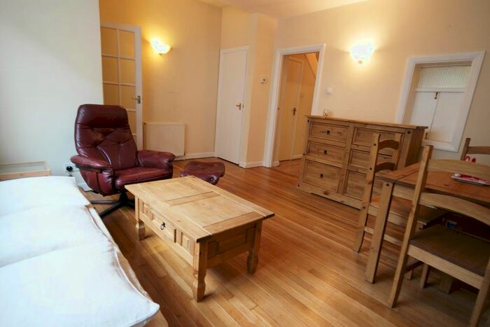 2 Bedroom Flat To Rent In Warwick Way, Pimlico, London, SW1V