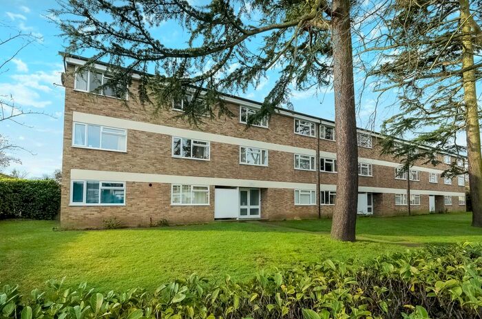 2 Bedroom Flat To Rent In St. Marys, Victoria Road, Weybridge, KT13