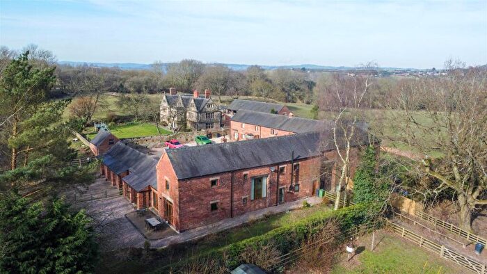 4 Bedroom Barn Conversion For Sale In Padley Hall Mews, Hammersmith, DE5