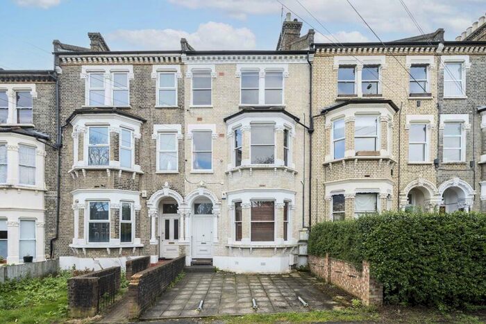 3 Bedroom Flat To Rent In Helix Gardens, London, SW2