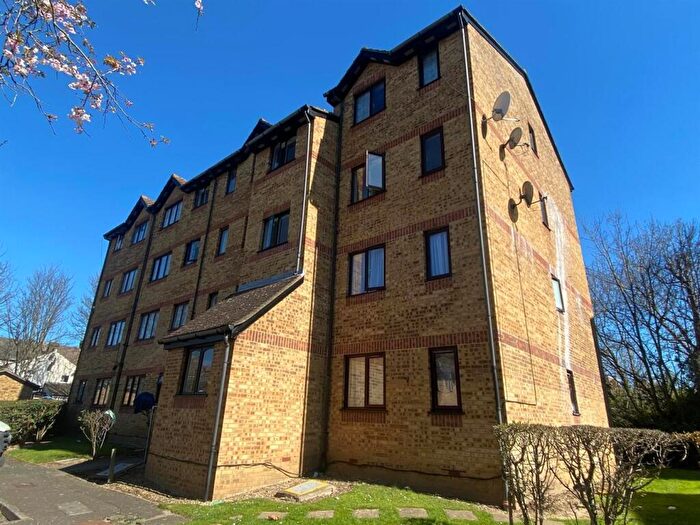 1 Bedroom Flat To Rent In Gartons Close, Enfield, EN3