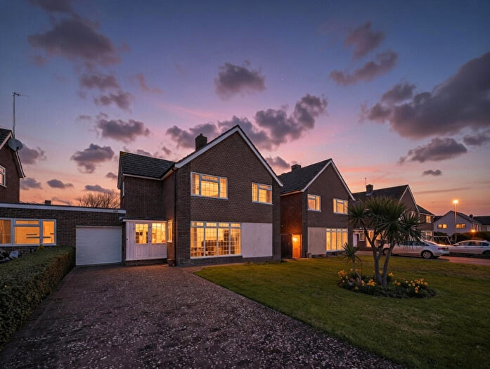 4 Bedroom Link Detached House For Sale In Marine Crescent, Goring-by-sea, BN12