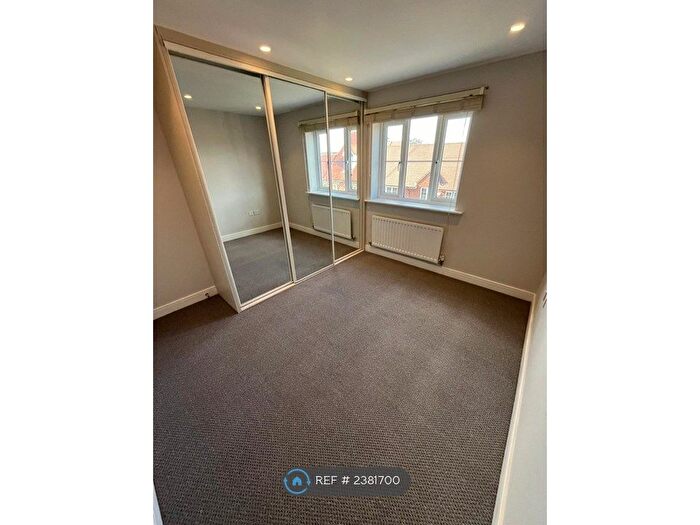 1 Bedroom Flat To Rent In The Square, Loughton, IG10