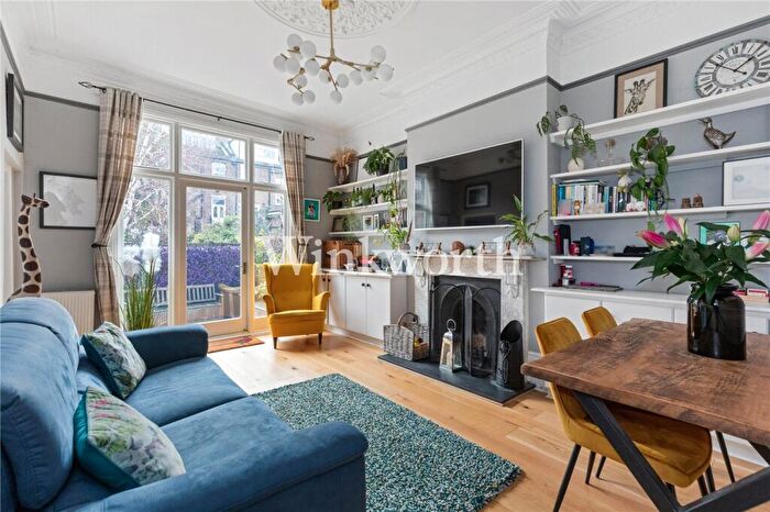 1 Bedroom Apartment For Sale In Finsbury Park Road, London, N4