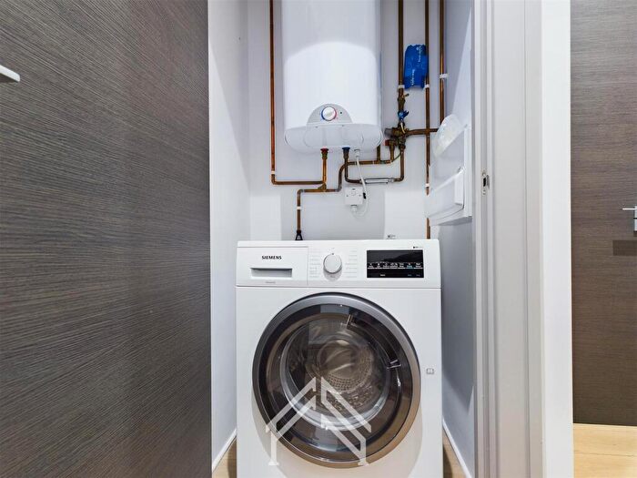 Flat To Rent In Flint Court, London, N12