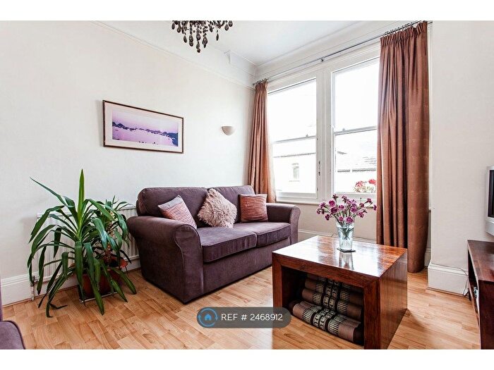 3 Bedroom Flat To Rent In Lynn Road, London, SW12