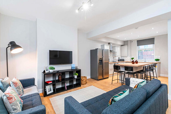 6 Bedroom House To Rent In Glossop Street, Leeds, LS6