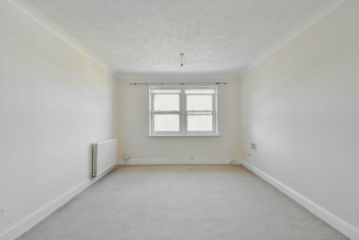 1 Bedroom Flat To Rent In Waterslade, Elm Road, Redhill, RH1