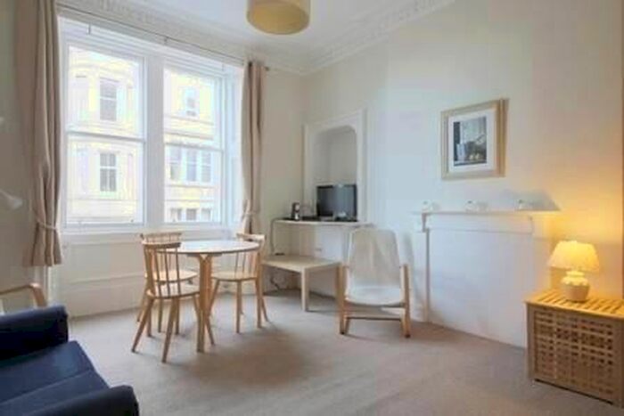2 Bedroom Flat To Rent In Tay Street, Edinburgh, EH11