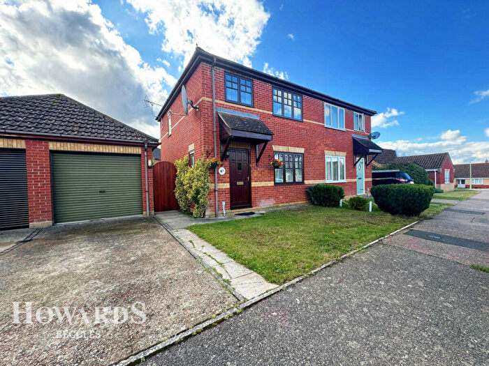 3 Bedroom Semi-Detached House For Sale In Rowan Way, Worlingham, Beccles, NR34