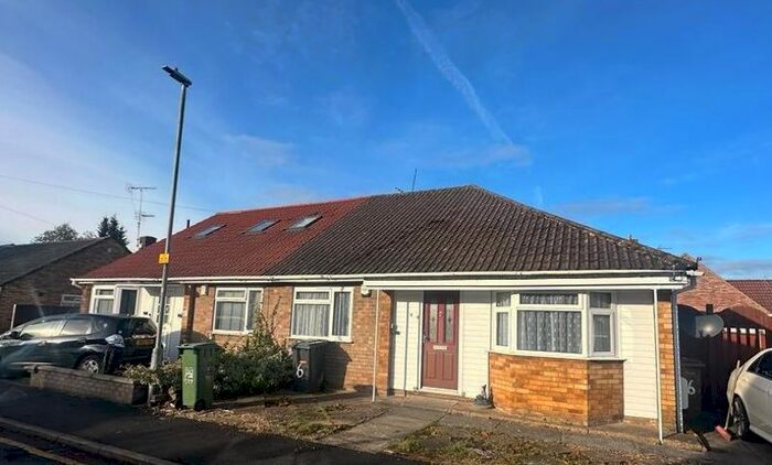 2 Bedroom Bungalow To Rent In Cuffley Close, Luton, LU3