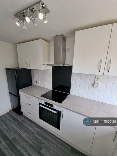 2 Bedroom Flat To Rent In Winston Close, Romford, RM7