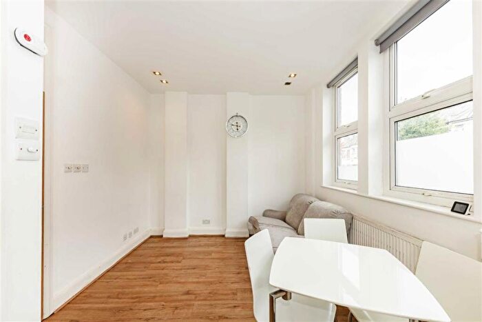 2 Bedroom Flat To Rent In Chapter Road, Willesden Green, NW2