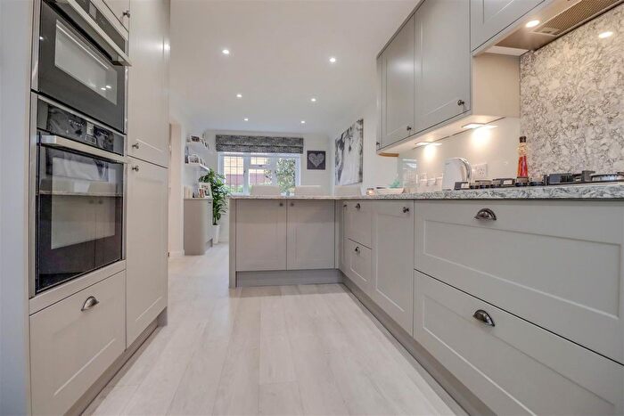 4 Bedroom Detached House For Sale In Halstead Close, Wickford, SS12