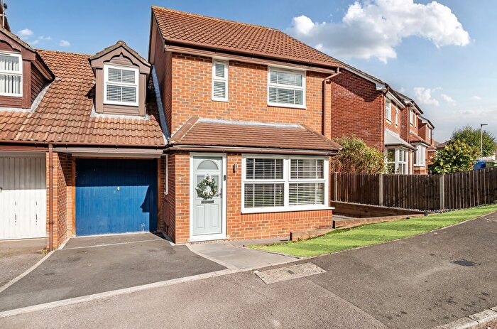 4 Bedroom Link Detached House For Sale In Lammas Mead, Binfield, Bracknell, Berkshire, RG42