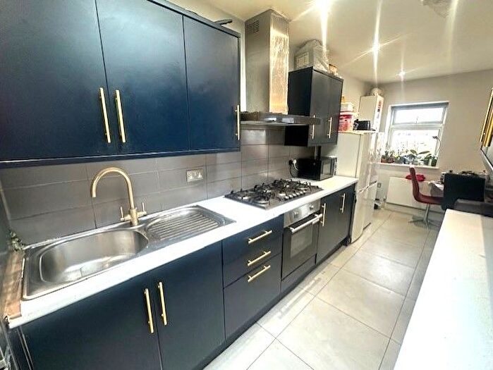 7 Bedroom Semi Detached House To Rent In Hinton Avenue, Hounslow, TW4