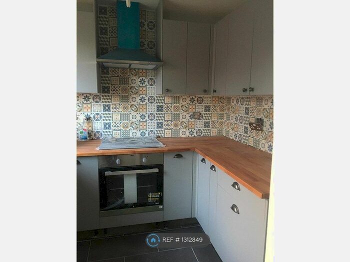 2 Bedroom Flat To Rent In Clover Way, Hackbridge, SM6