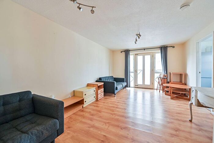 2 Bedroom Flat To Rent In Fern Walk, Bermondsey, London, SE16