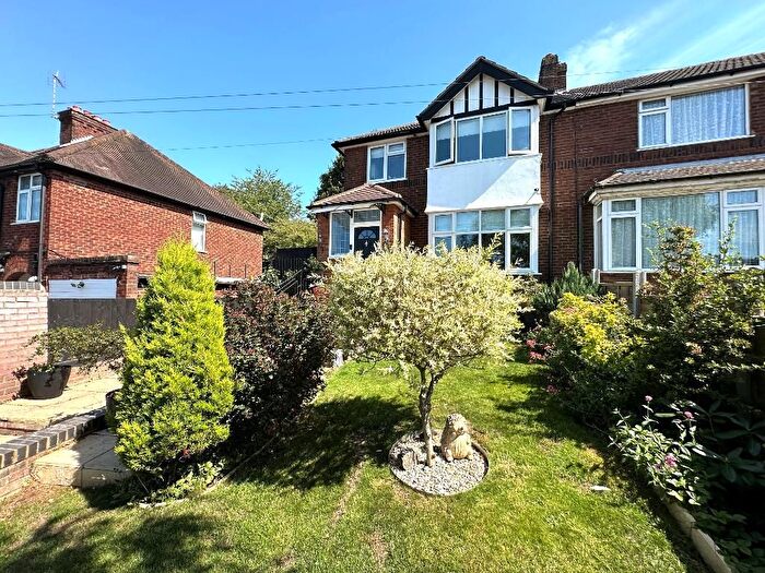 3 Bedroom End Of Terrace House For Sale In Hart Lane, Round Green, Luton, Bedfordshire, LU2