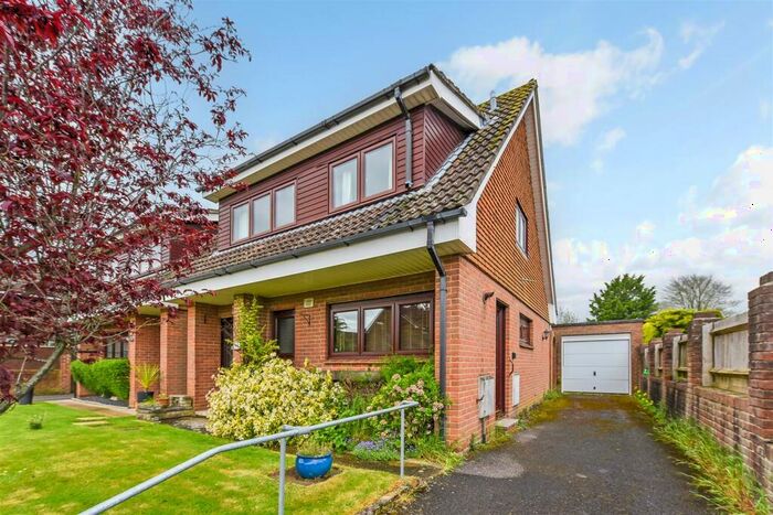 3 Bedroom Detached House For Sale In Mercia Avenue, Charlton, SP10