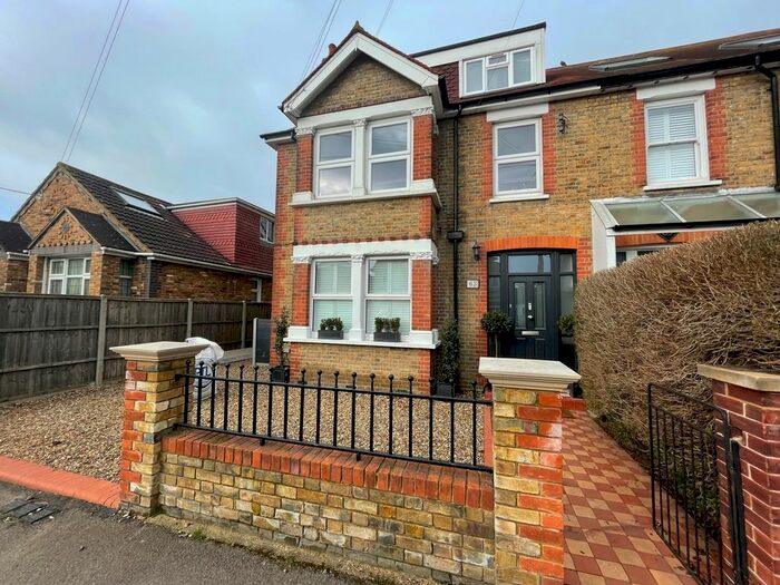 1 Bedroom Flat To Rent In Parkland Grove, Ashford, TW15