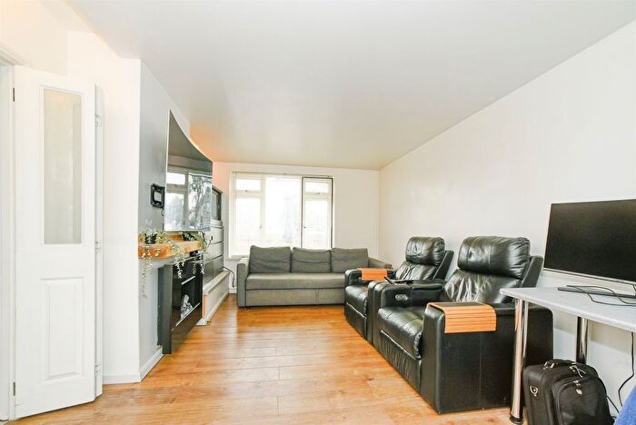 3 Bedroom End Terrace House For Sale In Dulverton Avenue, Swindon, SN3