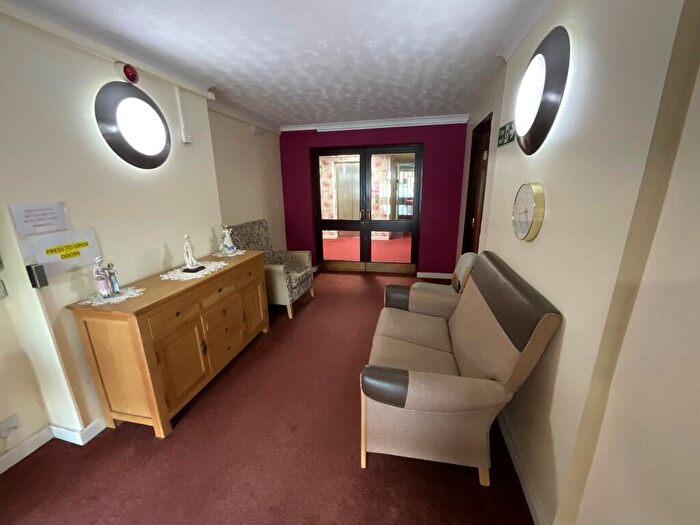 1 Bedroom Flat To Rent In Over 's Only- One Bedroom, First-Floor Flat, Daisyfield Grange, Rossefield Approach, Leeds, West Yorkshire, LS13