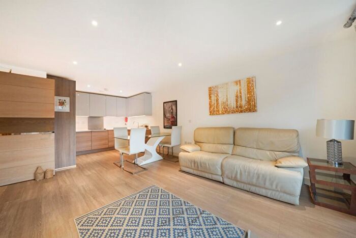3 Bedroom Flat For Sale In Whiting Way, London, SE16