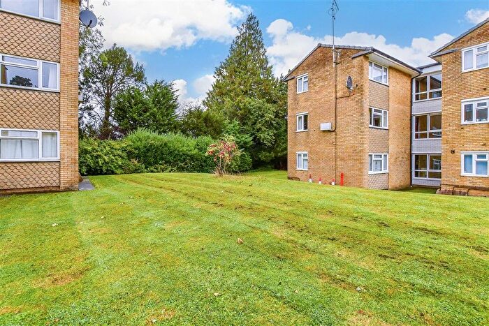 1 Bedroom Flat For Sale In Chenies Close, Tunbridge Wells, Kent, TN2