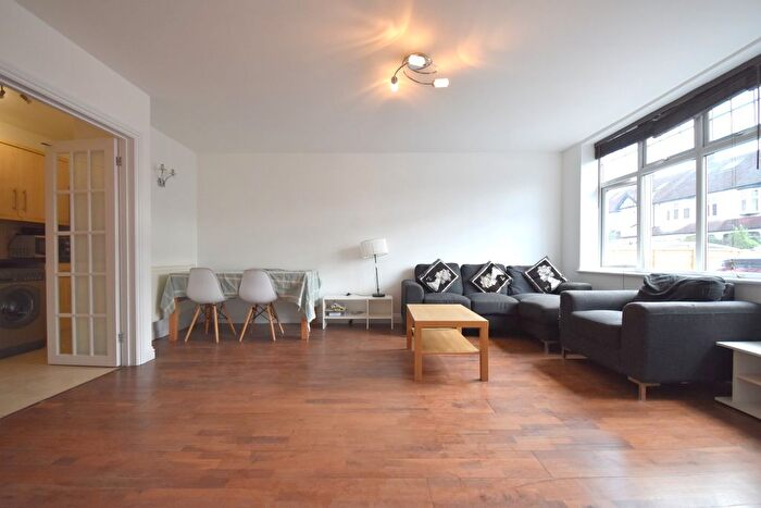 4 Bedroom Flat To Rent In Meadow Close, Raynes Park, SW20